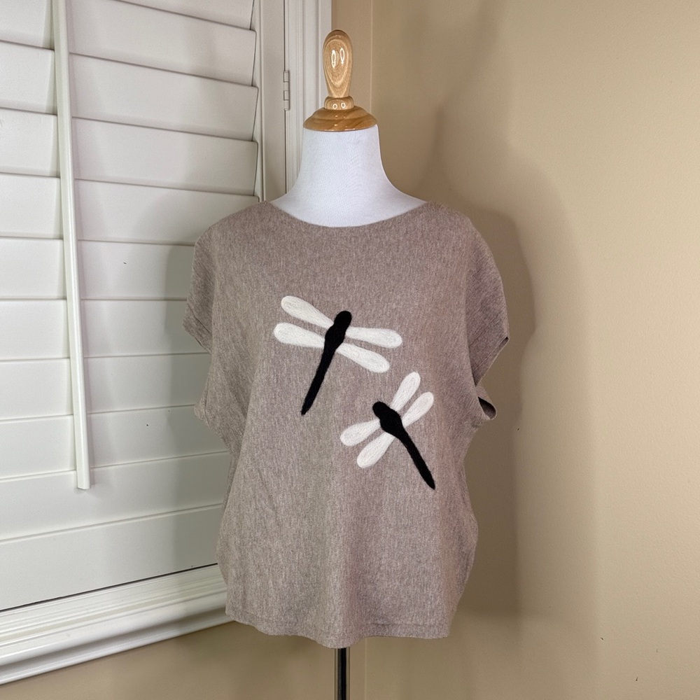 Sioni Taupe Knit Top with Cream & Brown Dragon Fly Design